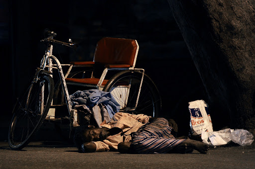 povertà nel mondo : A Sri Lankan beggar sleeps on the road &#8211; it