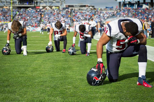 Jugadores de football americano rezando &#8211; it