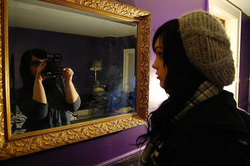 Chica mirándose al espejo &#8211; it