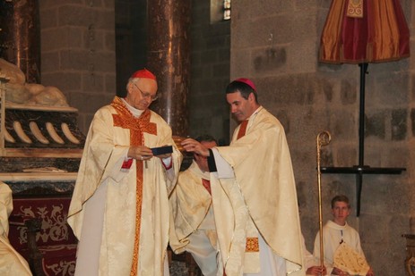 Le Cardinal Baldisseri emmène avec lui à Rome les reliques de Louis et Zélie Martin pour le synode sur la famille. &#8211; it