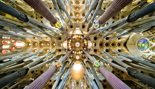Interior de la Sagrada Familia de Gaudí &#8211; it