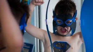 niño vestido de superheroe – it