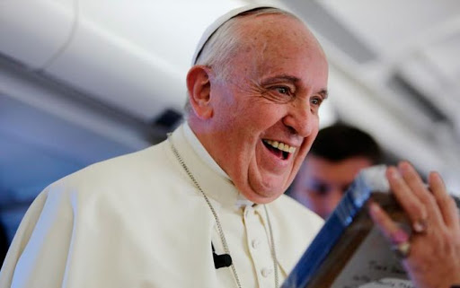 Papa Francisco recibe con emoción regalo de periodista francesa. &#8211; it