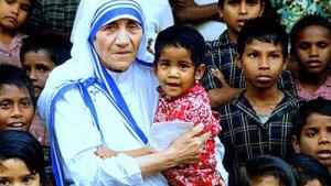 Madre Teresa de Calcuta con un grupo de niños – it