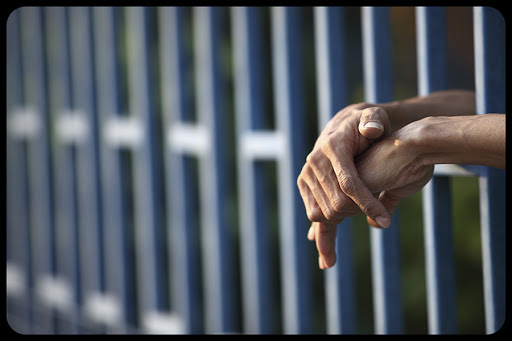 Hand in jail © Sakhorn / Shutterstock &#8211; it