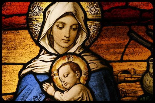 Stained glass depicting the Virgin Mary holding baby Jesus © CURAphotography / Shutterstock.com &#8211; it