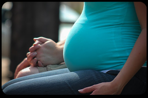 WEB-Woman-Belly-Pregnant-Greyerbaby-CC &#8211; it