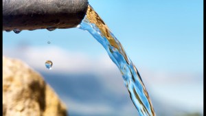 Water flowing from pipe © PhotoSky / Shutterstock – it