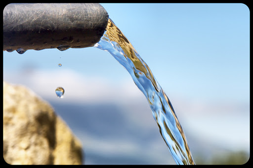 Water flowing from pipe © PhotoSky / Shutterstock &#8211; it