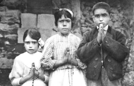 Bambini di Fatima con il rosario