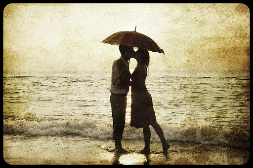Couple kissing under umbrella © Masson / Shutterstock &#8211; it
