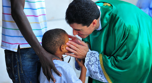 sacerdote con niño &#8211; it
