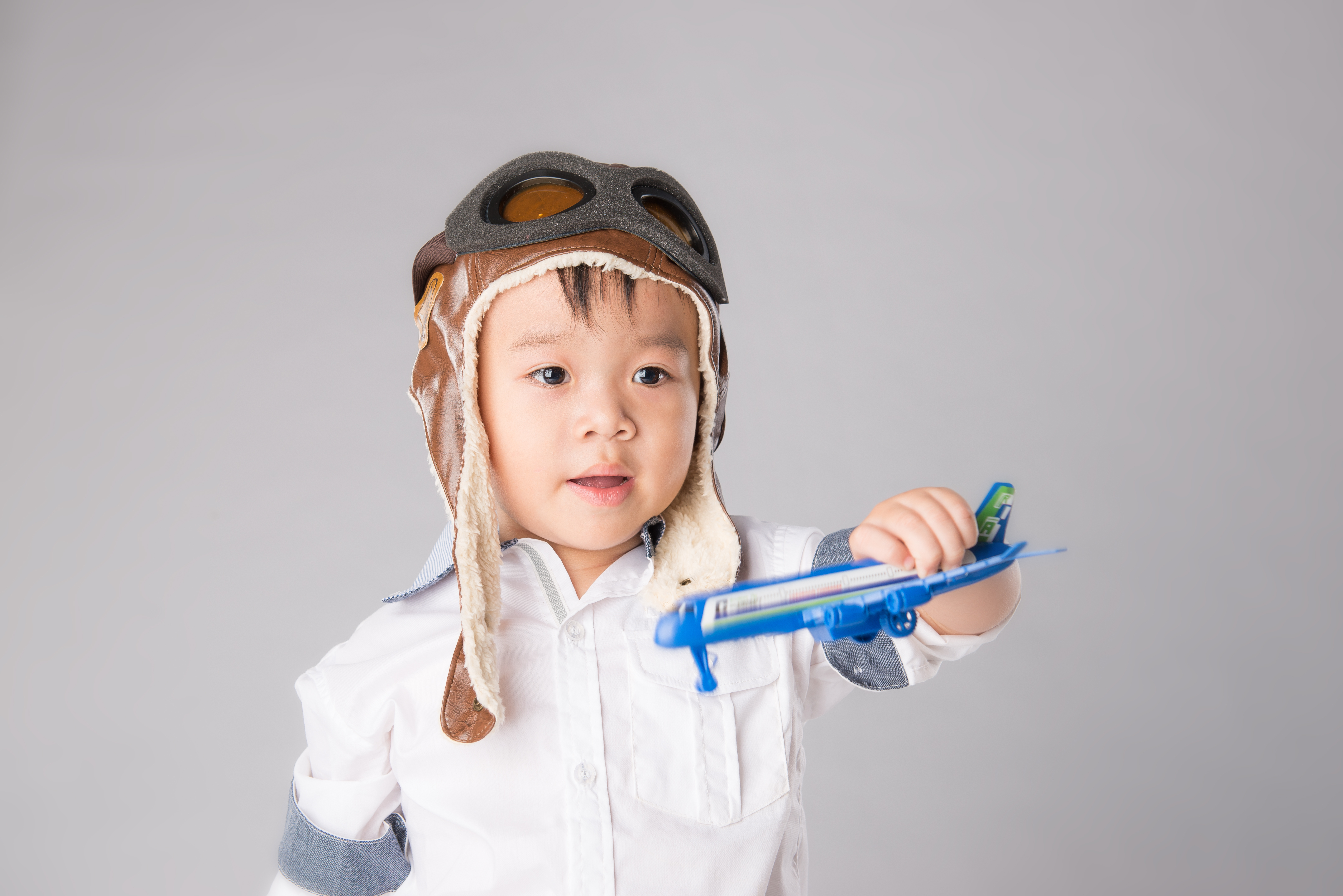 Asian Boy 3 years old playing with air plane © Maki Studio / shutterstock_286045745