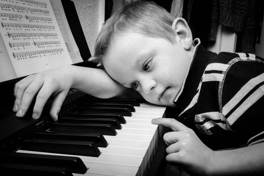 sad child play piano