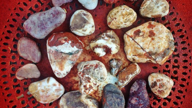 web-stones-teherapy-pebbles-red-mario-klingemann-cc