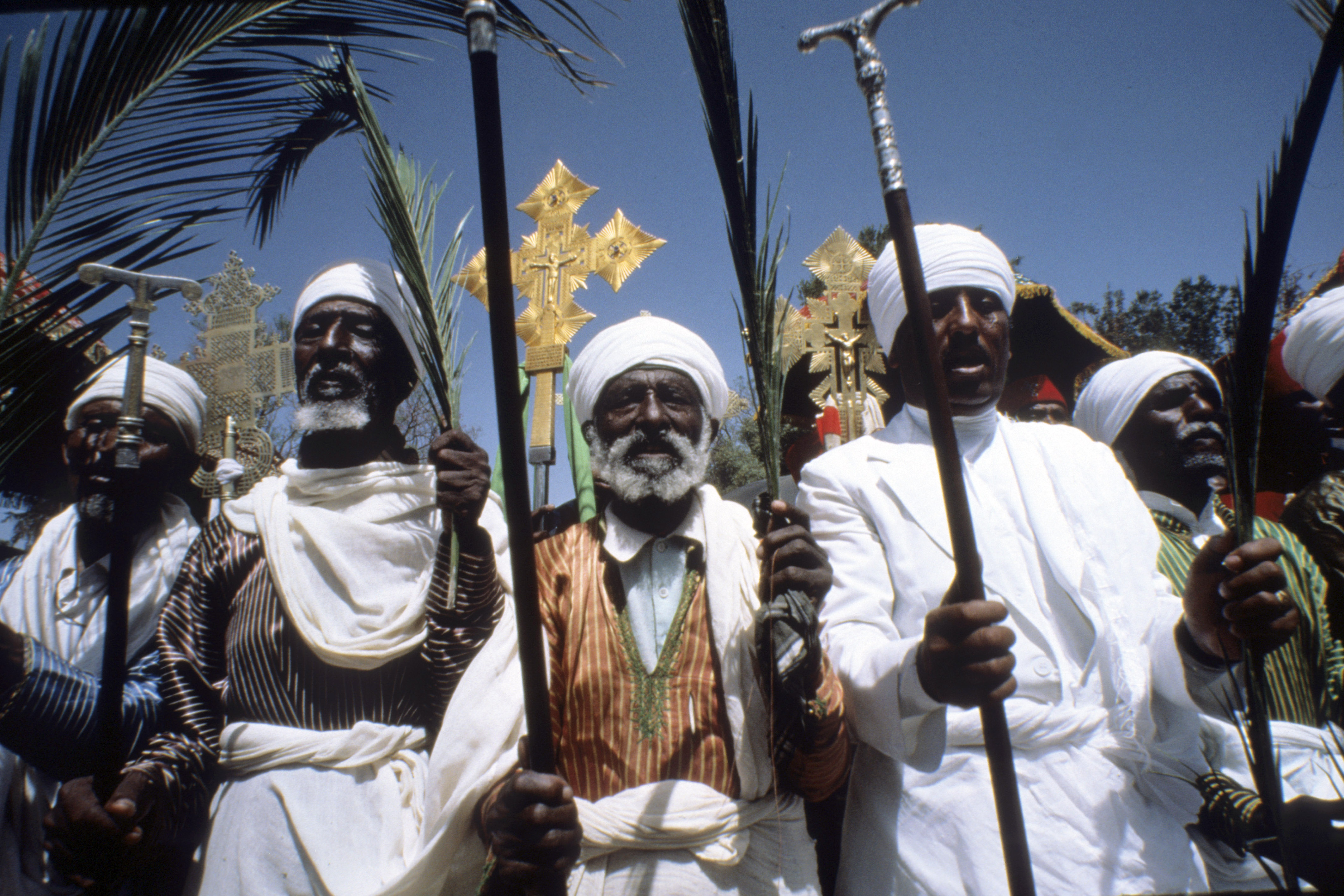 Il cristianesimo in Etiopia ha radici antichissime. Nella foto: preti delle chiesi rupestri di Lalibela, ancora oggi luogo di devozione e pellegrinaggio