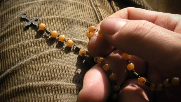 web-old-rosary-beads-hand-ondc599ej-vanc49bc48dek-cc