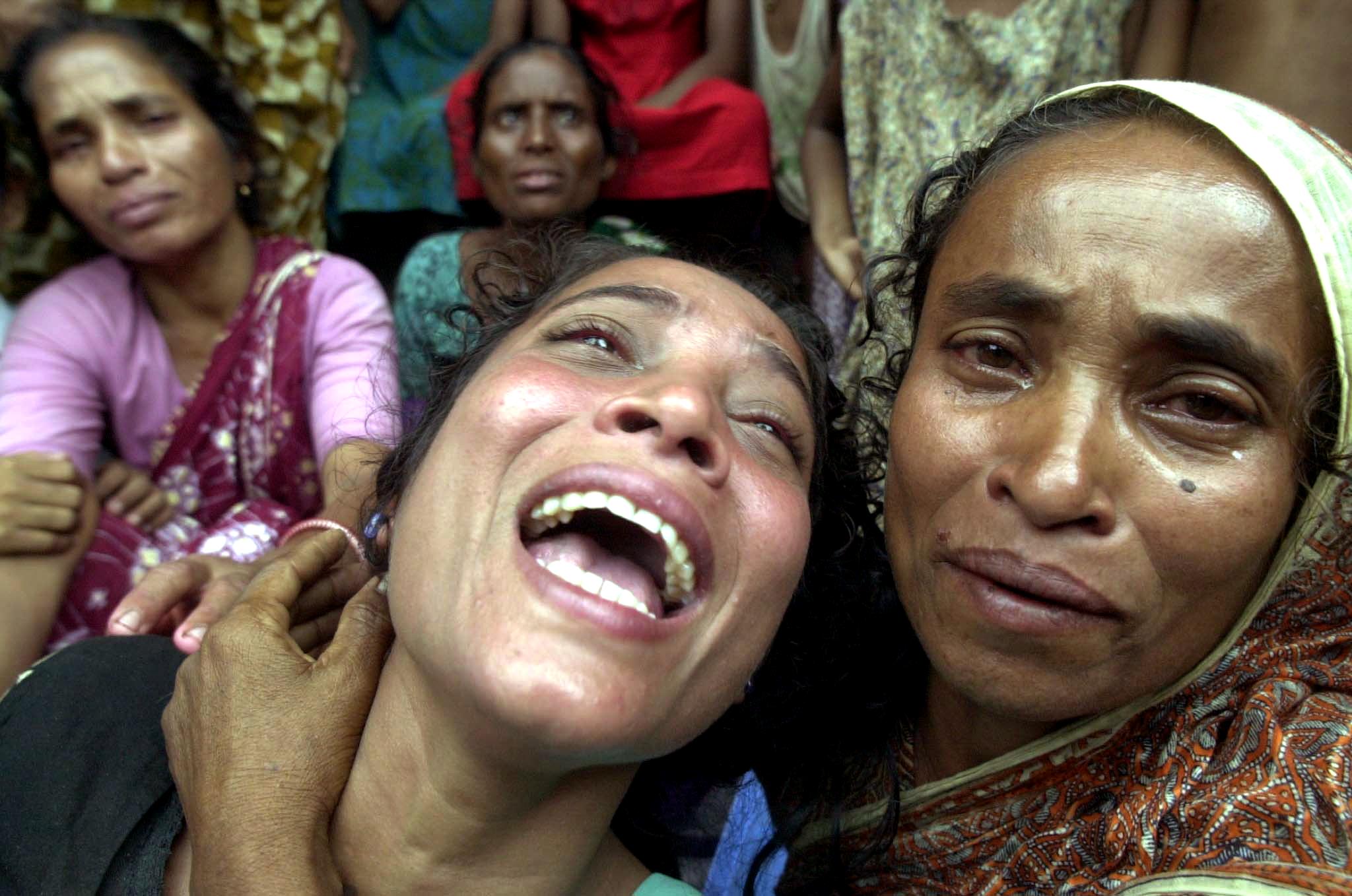BANGLADESH-BLAST-WOMEN-CRY