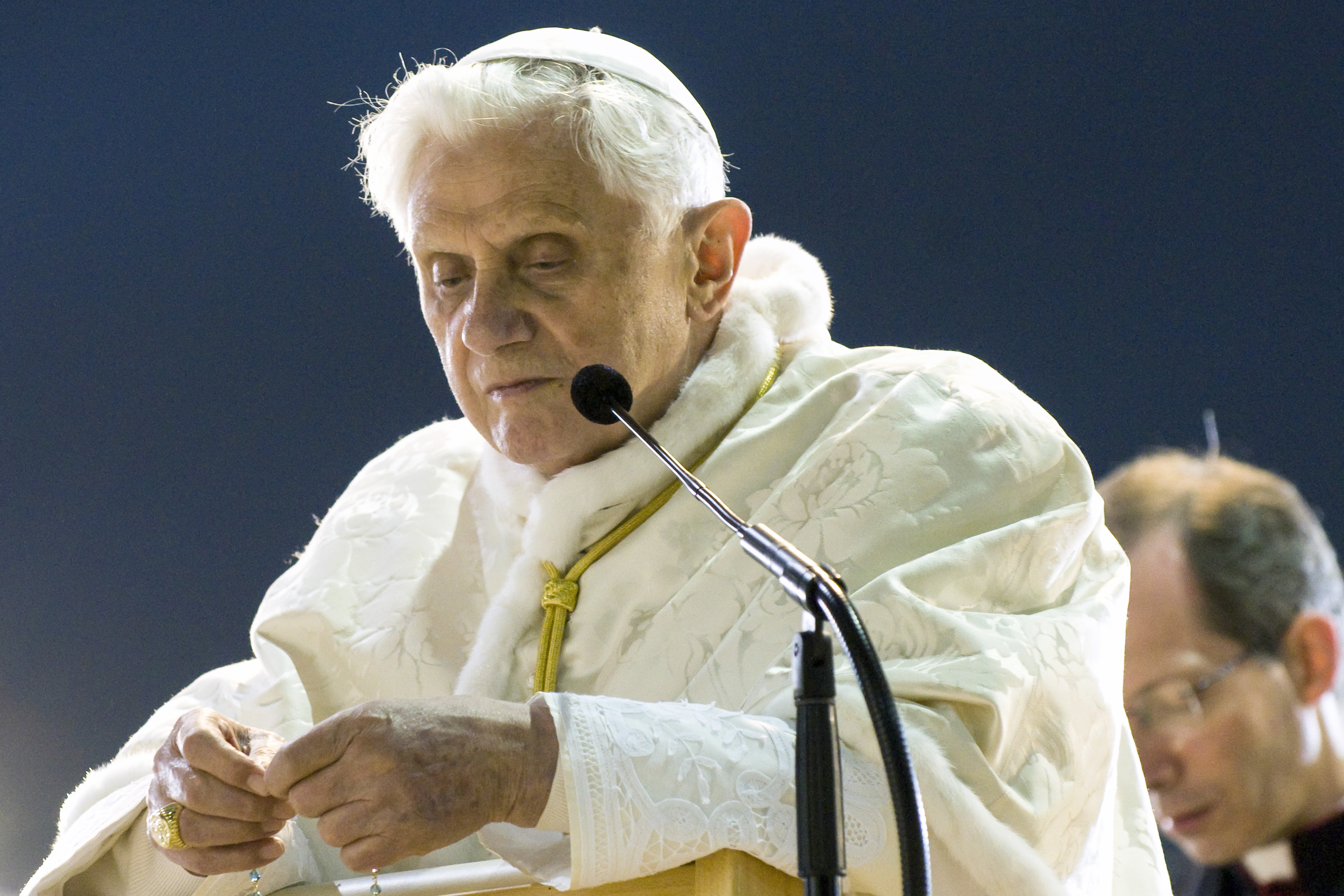 pope-benedict-xvi-pray-the-holy-rosary-m-mazur-www-thepapalvis