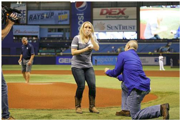 Cameron chiede a Melissa di sposarlo durante una partita di baseball dei Tampa Bay Rays. Mark Loren Designs | Facebook