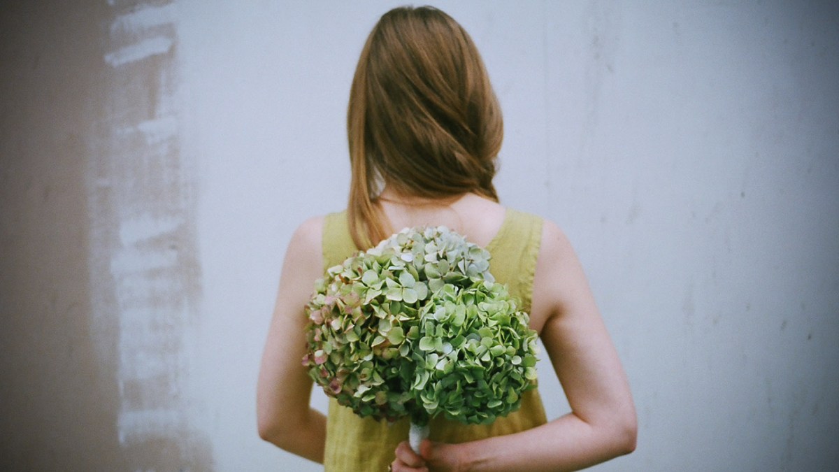 web-forgiveness-girl-flowers-portrait-woman-back-jesi-cc