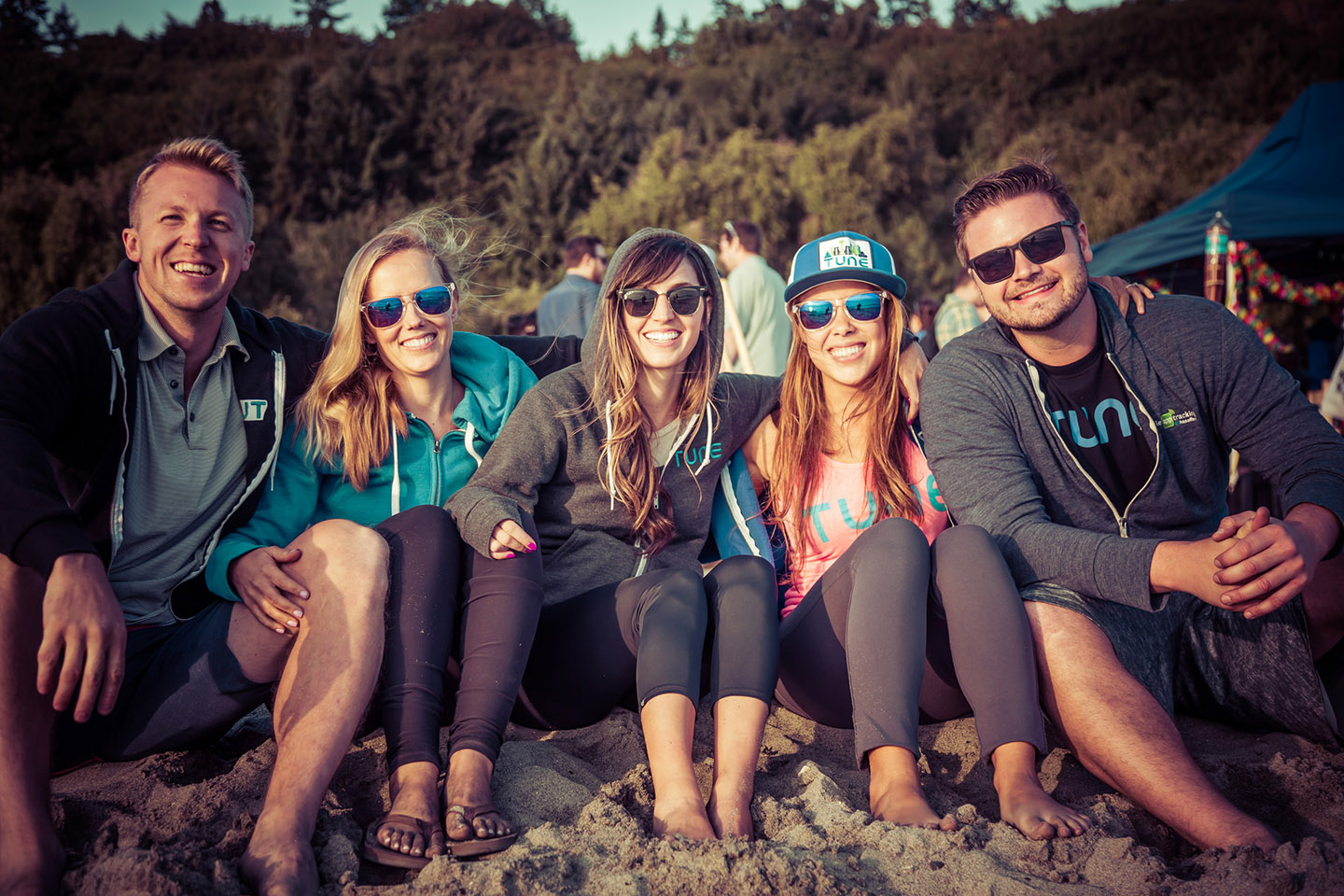 web-friends-holidays-beach-young-camping-kris_krug-cc