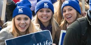 Cantare canzoni di Natale di fronte a cliniche abortive fa miracoli