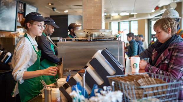 web-starbucks-employee-worker-shutterstock_406644145-sorbis-ai