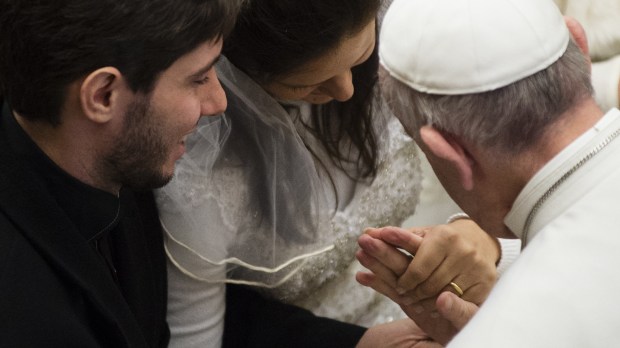 Pope Francis greets newly married couple &#8211; newlywed couple