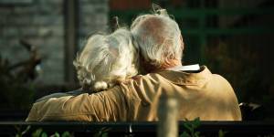 Le toccanti parole di mio padre davanti alla tomba di mia madre