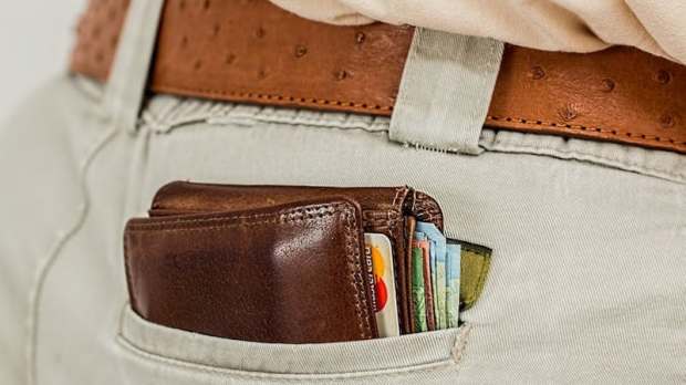 wallet-cash-credit-card-pocket