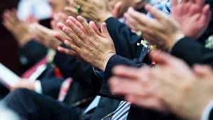 web-applause-claps-clapping-church-mass-shutterstock_146311268-hxdbzxy-ai