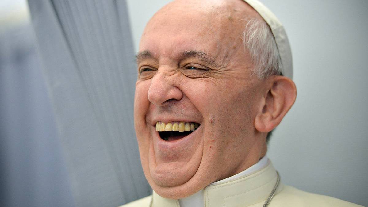 web-pope-francis-laughing-plane-press-mvd6548753_1-luca-zennaro-pool-afp