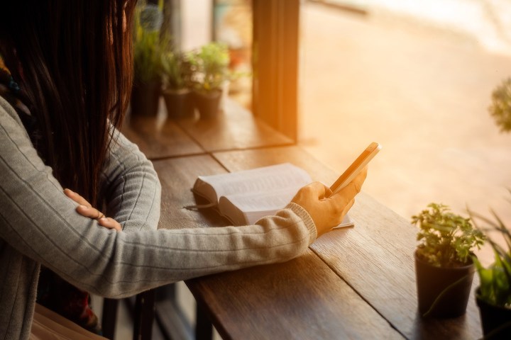 web-pray-bible-phone-distracted-woman-shutterstock_535304617-paejar-ai