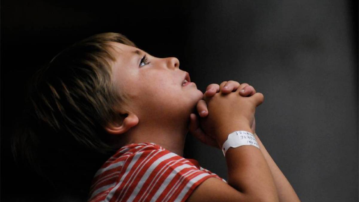 web-young-boy-praying-hands-looking-up-adi-al-ghanem-cc1