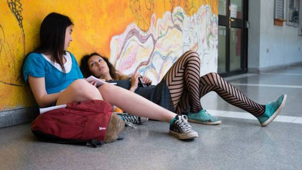 web-young-students-girls-floor-college-francisco-osorio-cc