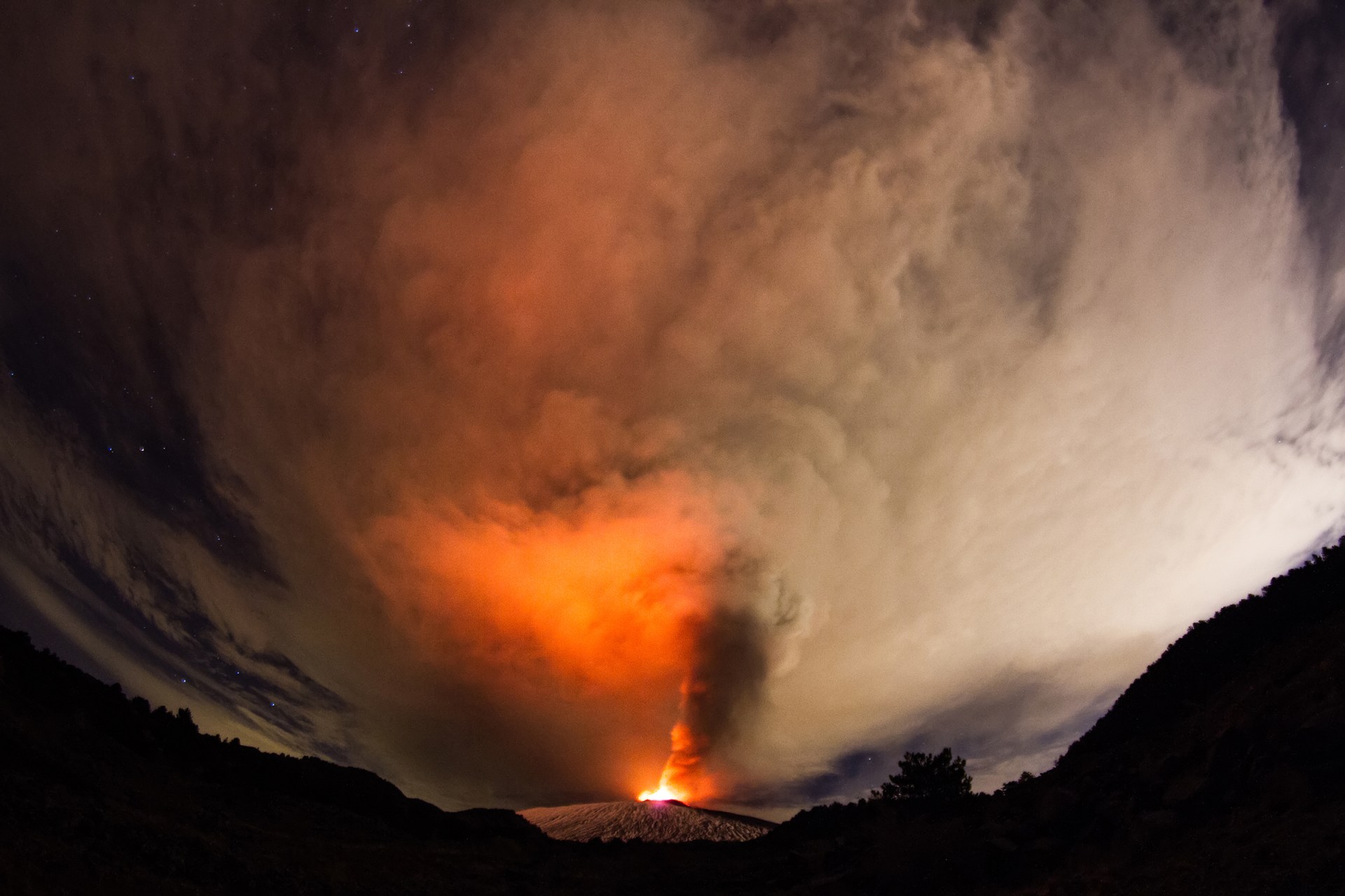 WEB-Volcano eruption. Mount Etna erupting from the crater Voragine – shutterstock_354902900