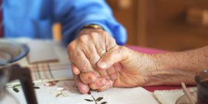 Imbocca sua moglie 93enne, affetta dall&#8217;Alzheimer. E la foto diventa virale