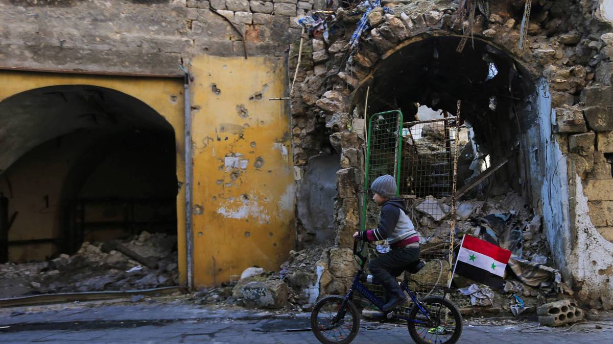 web-aleppo-syria-chc582opiec-rower-flaga-ap-east-news