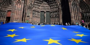 La bandiera dell&#8217;UE è davvero un emblema mariano con la figura centrale rimossa?