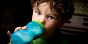 Aiuto! Come posso smettere di portare a Messa degli snack per i miei figli?