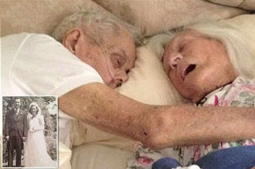 Anziani sul letto di morte abbracciati – fr