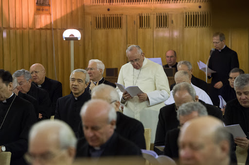 Pope Francis praying with the cardinals and bishops – CPP – fr