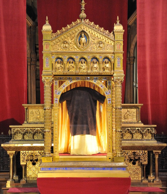 Holy tunic display case_marc-antoine_mouterde_argenteuil_2016-03-25-2