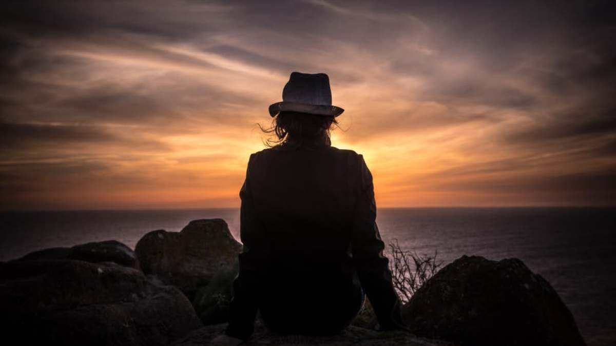 girl-sun-cliff-horizon