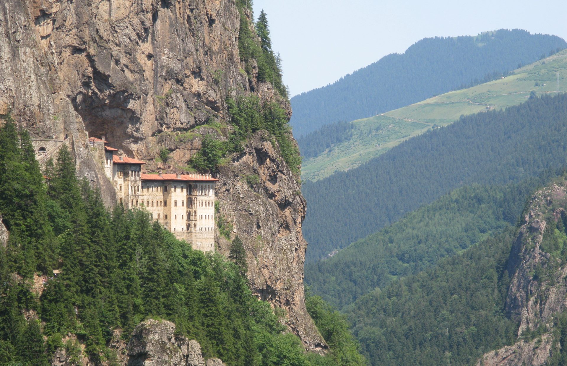 Sumela_monastery_in_province_of_Trabzon,_Turkey_view_from_the_road