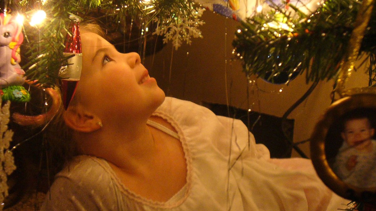 web-child-girl-awe-christmas-christina-cc