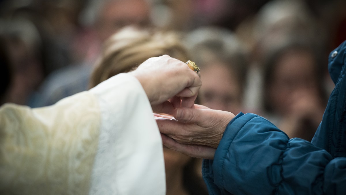 WEB-COMMUNION-EUCHARIST-HANDS-001–Jeffrey-Bruno