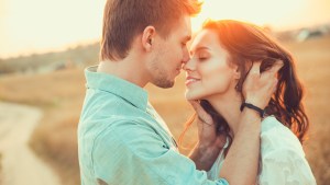 WEB COUPLE KISS LOVE HAPPY © sivilla – Shutterstock