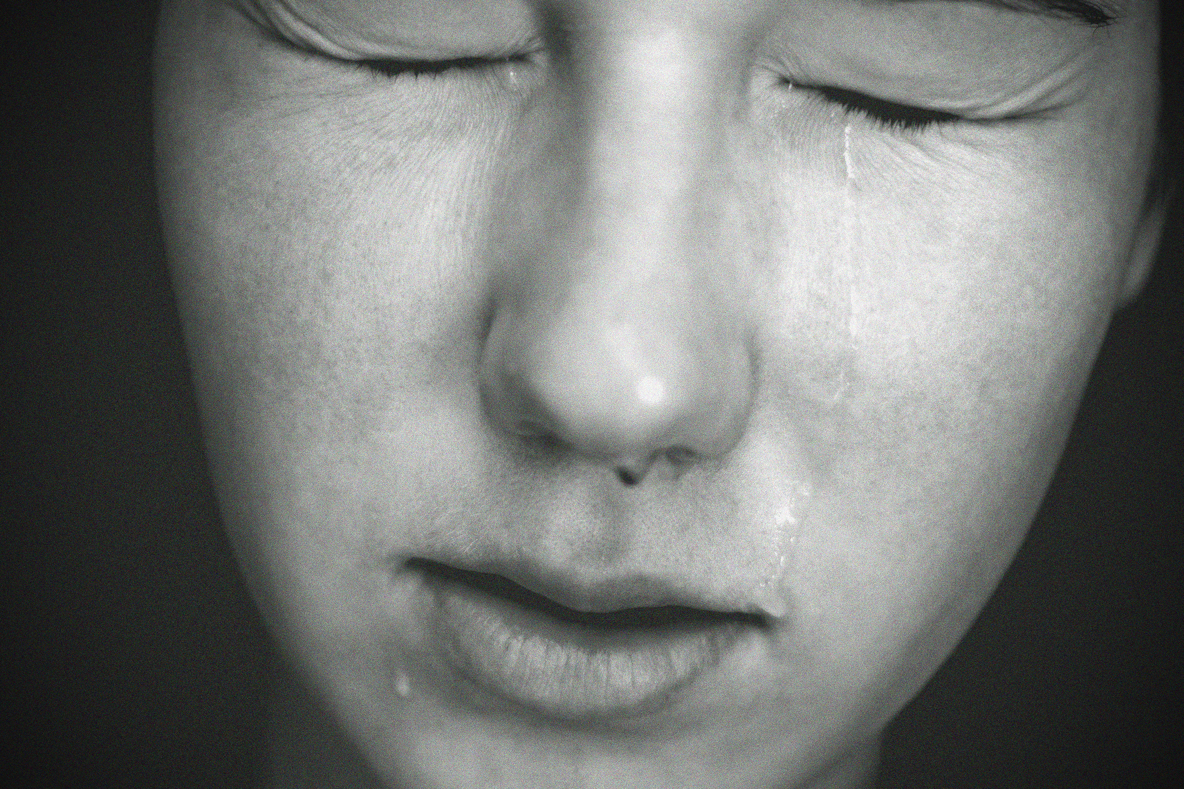 WEB-CRYING-GIRL-MONOCHROME-Sophie-Louise-CC